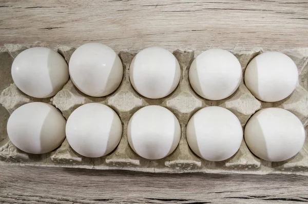 Ovos Galinha Brancos Uma Bandeja Uma Mesa Madeira — Fotografia de Stock