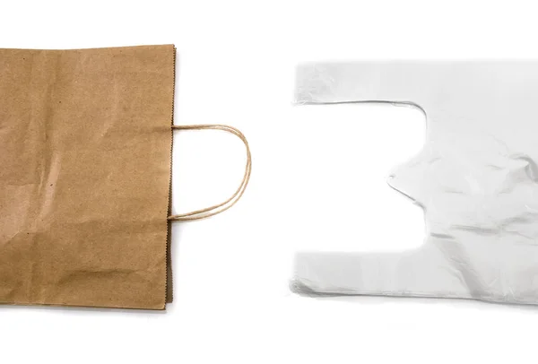言ういいえにプラスチックバッグ リサイクルコンセプト エコフレンドリーな紙バッグとプラスチックパケット プラスチック問題コンセプト 白の紙袋とビニール袋 — ストック写真
