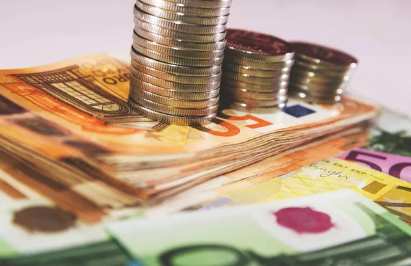 Para yığınları ve euro banknotları. İş konsepti. Çok para..