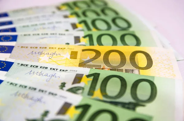 200 Euro Och Hel Del 100 Eurosedlar Pengar Bakgrund — Stockfoto
