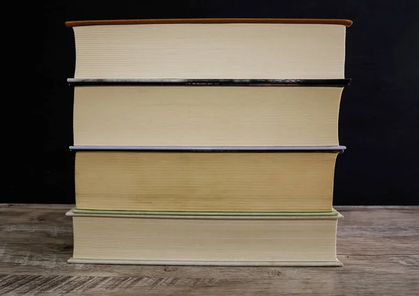 Pila Los Libros Sobre Mesa Madera Primer Plano Concepto Educativo — Foto de Stock