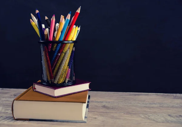 Kolorowe Ołówki Książkach Miejsce Tekst Koncepcja Szkoły — Zdjęcie stockowe