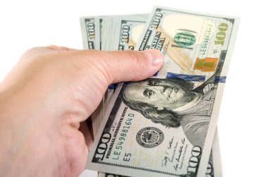 Dolarlar beyaz arka planda, yakın plan. Dolar ver ya da al.