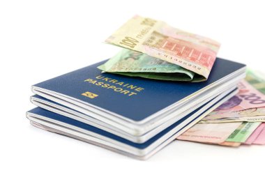 Beyaz arka planda pasaportlar ve Hryvnia.