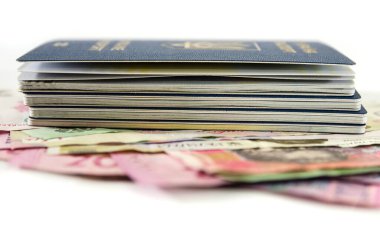 Bir yığın pasaport ve Hryvnia. Beyaz arka plan. Yan görünüm.