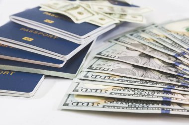 Pasaportlar ve dolar beyaza. Yakın plan. Seyahat kavramı.