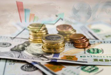 Grafiklerin arka planında madeni para ve dolar var. Ekonomik düşüş veya büyüme kavramı.