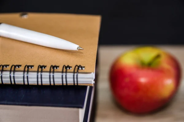 Biały Długopis Notatniku Jabłko Stole Koncepcja Edukacji — Zdjęcie stockowe