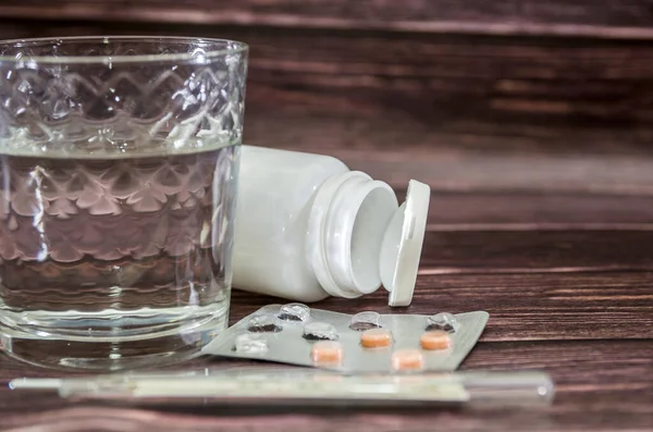 Gyógyszerek Egy Pohár Víz Fából Készült Háttérrel — Stock Fotó