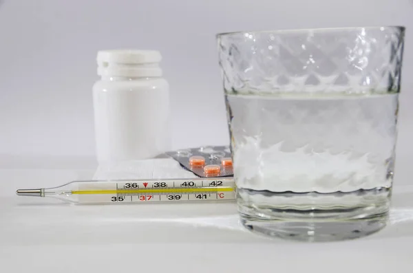 Gyógyszerek Egy Pohár Víz Fehéren Közelkép — Stock Fotó