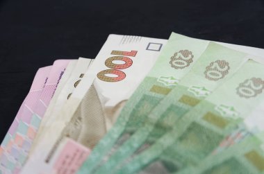 Siyah arka planda farklı Ukrayna banknotları. Yakın plan..