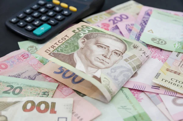 Různé Hřivny Kalkulačka Černém Pozadí Spousta Ukrajinských Peněz — Stock fotografie