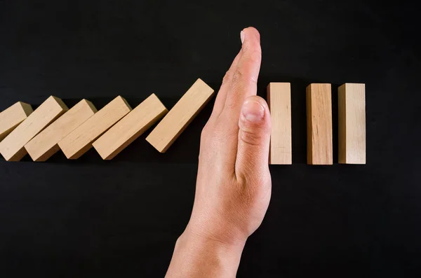 Estrategia Juego Madera Mano Detener Caída Dominó Madera Efecto Derrocamiento — Foto de Stock