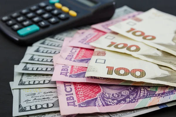 100 200 Hryvnias Dólares Una Calculadora Sobre Fondo Negro — Foto de Stock
