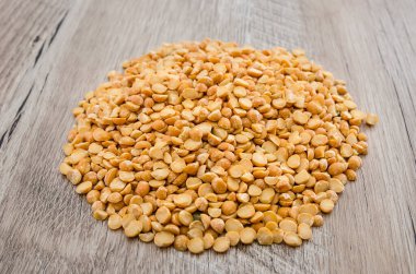 Ahşap bir arka planda sarı bezelyeler.