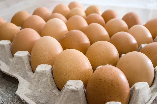 Ovos Galinha Uma Caixa Papelão Uma Mesa Madeira — Fotografia de Stock