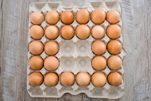 Куриные Яйца Картонной Коробке Деревянном Столе Четырех Яиц — стоковое фото