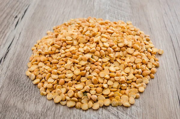 Ahşap bir arka planda sarı bezelyeler.