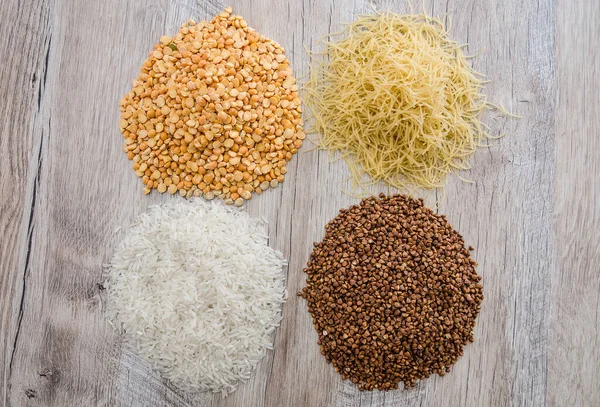 Trigo Sarraceno Arroz Guisantes Pasta Sobre Fondo Madera Varios Cereales — Foto de Stock