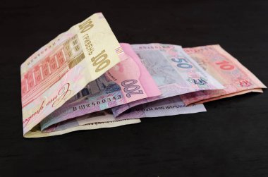 Siyah arka planda farklı Ukrayna hryvniaları.