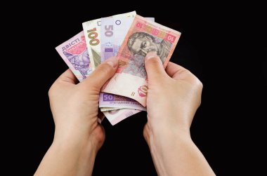 Farklı Ukrayna Hryvnia 'sı siyah arka planda.