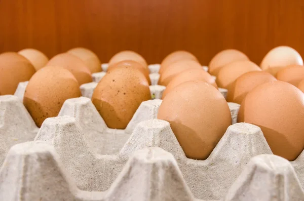 Ovos Galinha Uma Caixa Papelão Mesa — Fotografia de Stock