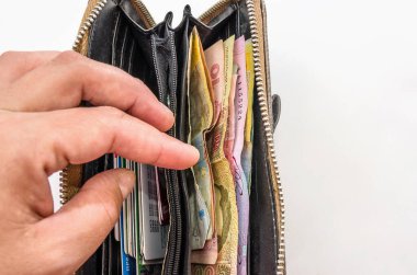 El cüzdandan Hryvnia 'yı çıkarır. Beyaz arka plan. Yakın plan..