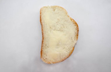 Beyaz arka planda bir dilim ekmek ve tereyağı. Yukarıdan bak. Yakın plan..