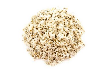 Beyaz arka planda patlamış mısır. Yukarıdan görüntüle.