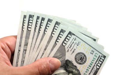 Beyaz arka planda bir elde dolar. Yakın plan..