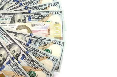 Beyaz arka planda dolar ve 100 Hryvnia izole edilmiş. Uzayı kopyala Metin için yer.