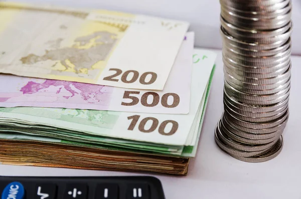 Стек Банкнотами Евро Калькулятором Монетами Концепция Экономии Экономики — стоковое фото