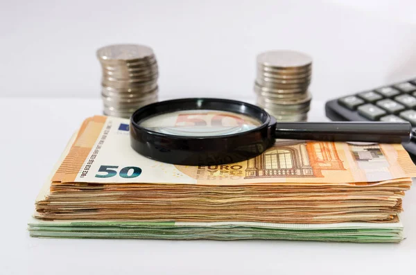 Lupa Numa Pilha Notas Euro Fundo Uma Calculadora Moedas Close — Fotografia de Stock
