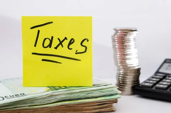 Inscription Taxes Sur Autocollant Sur Fond Des Billets Pièces Euros — Photo