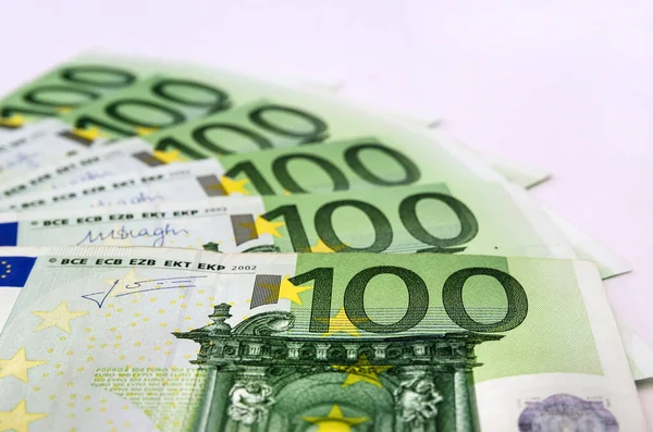 Euro Scheine Auf Weißem Hintergrund 100 Euro Für Den Hintergrund — Stockfoto