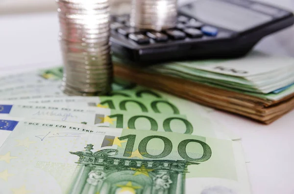 100 Euro Auf Einem Hintergrund Aus Euro Banknoten Taschenrechnern Und — Stockfoto