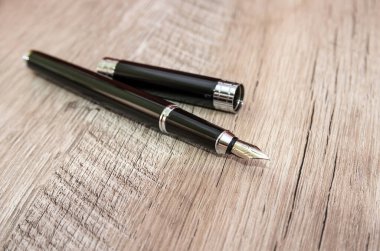 Ahşap bir arka planda siyah kalem. Güzel kalem yakın çekim.