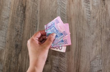 Ahşap bir arka planda 200 Hryvnia.