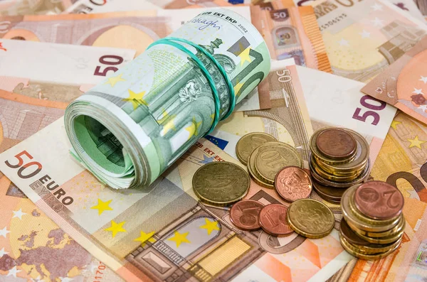 Επιχειρηματική Ιδέα Κοντινό Πλάνο Τυλιγμένο Ρολό 100 Ευρώ Και Κέρματα — Φωτογραφία Αρχείου