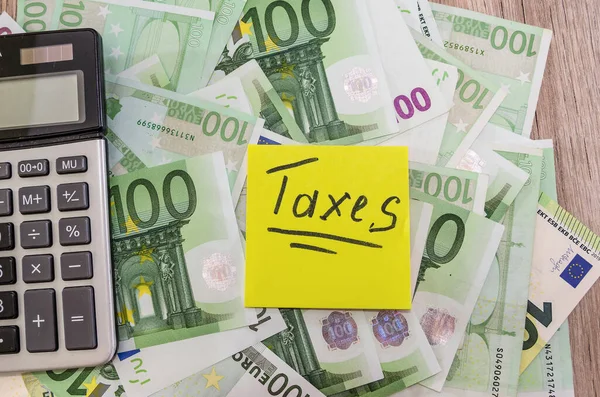 Inscrição Impostos Vinheta Nota 100 Euros Calculadora Conceito Fiscal Vista — Fotografia de Stock