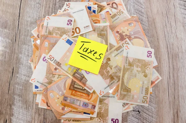 Inscrição Impostos Adesivo Amarelo Fundo Euro Conceito Fiscal — Fotografia de Stock