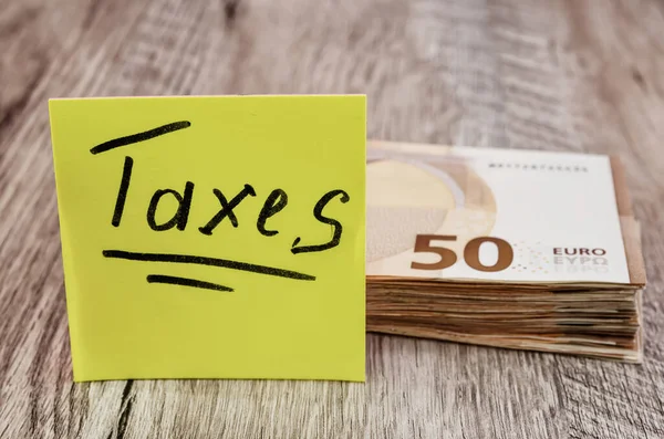 Inscrição Impostos Adesivo Amarelo Fundo Euro Conceito Fiscal — Fotografia de Stock