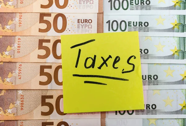 Inscripția Taxe Autocolant Galben Fundal Euro Conceptul Fiscal — Fotografie, imagine de stoc