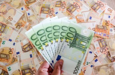 Avro geçmişi üzerine 100 Euro 'luk banknot. Arka plan için çok para. İş konsepti.