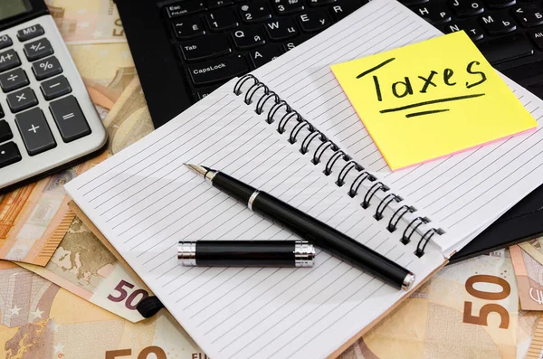 Les Taxes Inscription Sur Autocollant Carnet Stylo Une Partie Ordinateur — Photo