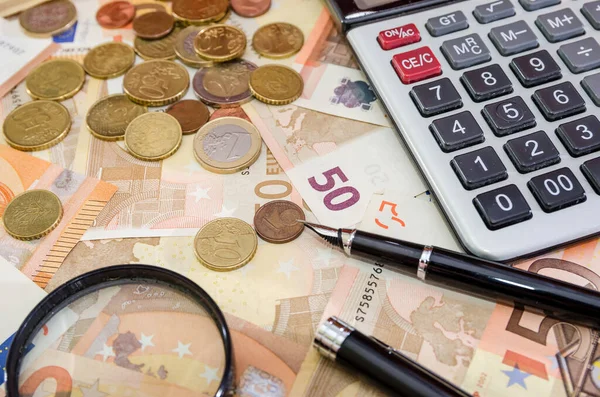 Калькулятор Ручкою Монетами Фоні Банкнот Євро Концепція Бізнесу — стокове фото