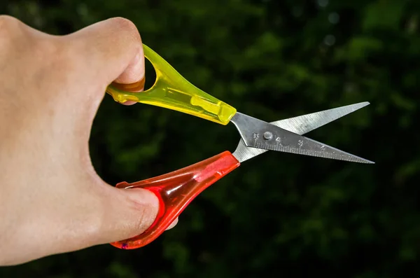 Tijeras Mano Sobre Fondo Negro Primer Plano — Foto de Stock