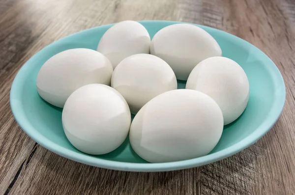 Ovos Galinha Brancos Uma Chapa Fundo Madeira Close — Fotografia de Stock