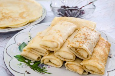 Hafif arka planda tabakta leziz gözlemeler. Reçelli krep..