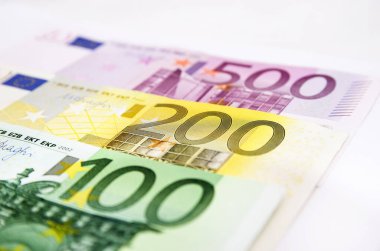 Beyaz banknotlara 100, 200 ve 500 Euro. Yakın plan. Para arkaplanı.